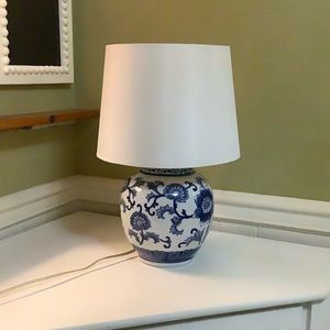 Blue & white ceramic lamp